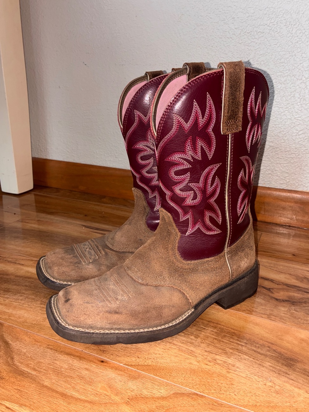 Ariat Women's Delilah Cowgirl Boots, Round Toe, pink- size 6